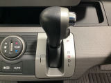 CVT車のセレクトレバーです。低速から高速まで、変速ショックのないスムーズな走りを実現するとともに、エンジン効率のよい領域を維持することで燃費にも貢献します。