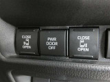 電動スライドドアのスイッチで車内からもスライドドアの開閉ができます。イージークローザー機能で半ドアになることも防止してくれます。