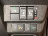 両側電動スライドドアは運転席から操作ができるよう、操作スイッチが付いています。Hondaセンシング用のVSA(ABS+TCS+横滑り抑制)解除と路外逸脱抑制機能などのオンオフスイッチも装備しています。