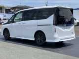 車線逸脱防止支援システム,車両が車線をはみ出す可能性がある場合に警報音と警告表示と共に車線内に戻すようにハンドル操作をサポートしてくれます。