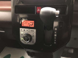 オートエアコンです。車内を快適な状態に自動調整してくれます。また、駐車時などイグニッションOFF状態の時に外気モードになるので、車内のこもり臭を防いでくれます。