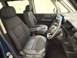 シートの高さ調整機能(シートリフター)がついています。運転席と助手席の間が空いている為、助手席側への移動がスムーズです。交通量の多い道でも助手席側から乗り降りができます。