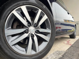 ●純正アルミホイール:輸入車ならではの卓越した走りを支えるホイールと足回りです!日本車の走りに慣れている方にもぜひ体感して頂きたいほど、高いレベルでまとまっています!