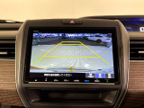 後退時に車両の後ろ側をモニター画面に表示します。車庫入れが苦手な人もこれで安心♪