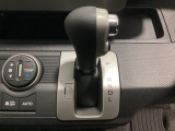 CVT車のセレクトレバーです。低速から高速まで、変速ショックのないスムーズな走りを実現するとともに、エンジン効率のよい領域を維持することで燃費にも貢献します。