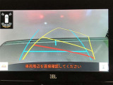【バックガイドモニター】後方の映像をナビ画面に表示するだけでなく、ステアリング操作に連動して動くガイド線も同時に表示!予想進路の確認をしながら後退できるので便利です!
