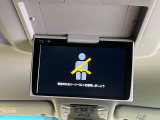 【純正12型後席モニター】家族や友人とお出かけする機会が多い方に大人気の後席モニターを装備!見やすい位置に画面がありテレビやDVDの視聴も快適!友達もお子様も、後席にしか乗らなくなるかも??