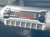 【オートエアコン】一度お好みの温度に設定すれば、車内の温度を検知し風量や温度を自動で調整。暑い&hellip;寒い&hellip;と何度もスイッチ操作をする必要はありません。快適な車内空間には必須の機能ですね♪