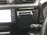 マルチホルダーです。スマートフォンやメモ帳などを置いておくのに便利です。プッシュすると小物入れが出現します。