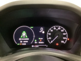 ハイブリット車専用のメーターです。右側の大型スピードメーターに加え、ステアリングスイッチを使って左のマルチインフォメーション・ディスプレイで燃費や動力伝達などの情報が見れるようになっています。