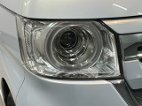 LEDヘッドライトは、点灯の瞬間から最大光量を発揮し、突然暗くなるトンネルなどでの安定感を高めます。