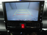 後退時に車両の後ろ側をモニター画面に表示します。車庫入れなどでバックする際に後方確認ができて便利です。車庫入れが苦手な人もこれで安心。