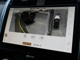 【3Dサラウンドカメラ】周囲の安全確認をアシストする機能です。3D車外ビュー、360&deg;オーバーヘッドビューを 利用して、狭いスペースでも安心、スムーズに運転操作ができます。