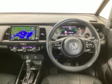 【ハンドル】運転にかかわる様々な操作を安全に行えるように視点移動が少なく操作性に配慮されたスイッチ類が凝縮されたコックピットです。