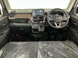 【インパネ】運転のしやすさを最優先に設計された見晴らしの良いフロントビュー。車両間隔が掴みやすく狭い道でも安心♪「安全」と「品質」を最優先に、安心してお乗りいただけるクルマを提供いたします。