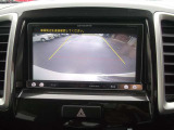バックモニターで、運転が不安な人や慣れない場所での運転をサポートします。