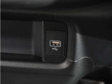 ◆USB接続端子◆スマホやiPodなどを接続して、いつもの音楽を車内でもお楽しみいただけます♪