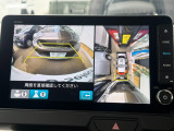 【マルチビューカメラシステム】前後左右に付いた4個のカメラにより、車を上空から捉えたような映像を映し出すなど、状況に応じた様々な視界を提供。駐車はもちろん見通しの悪い交差点や狭い道でもサポート!
