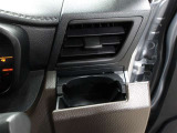 運転席のカップホルダーはエアコンの吹き出し口にありますので冷やしたり温めたりすることが出来ます☆