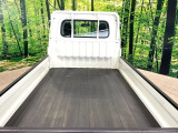 積み下ろしのしやすいデッキにはたっぷりと荷物を積み込んでいただけます。遊びから仕事まで、様々なシーンで頼れます♪