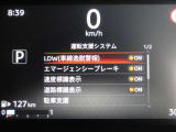 LDW(車線逸脱警報) フロントカメラによりレーンマーカーを検知し、意図せずに走行車線から逸脱しそうな場合、メーター内のディスプレイ表示とブザーで注意を喚起します。
