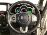 ステアリングスイッチがついていますので、オーディオのチャンネル変更、ボリューム、ジャンル変更が操作可能です。ハンドルから手を離さず安全に操作できます。
