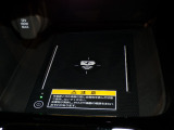 ワイヤレス充電対応のスマートフォンを置くだけでさっと充電できます。充電ケーブルが必要ないので車内がすっきりします。