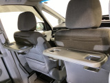 運転席・助手席の背もたれには、2列目シート用にカップホルダー付きの「格納式のシートバックテーブル」を装備しています。休憩時のちょっとした時間などカップを置いたり、小物置きに使えて便利です。