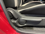 シートハイトアジャスターが付いているので運転姿勢を調整するのに便利ですね。身長に合ったシートポジションは安全運転や疲労軽減にもつながります。