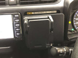 マルチホルダーです。スマートフォンやメモ帳などを置いておくのに便利です。プッシュすると小物入れが出現します。