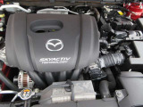 「SKYACTIV-G(ガソリン)」は、規格外の高圧縮を実現し、世界のエンジン技術者に驚きを与えました。さらに、それを維持したままノッキングの発生を抑え、熱効率を向上、走りにも寄与したエンジンです。