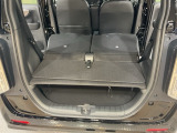 後席背もたれを倒せばちょっと大きめの荷物や長いものを積みたい時に便利です。