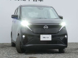 オプションのLEDフォグランプ付きです。ヘッドライトはアダプティブLEDヘッドライトです。フロントカメラで前方の状況を検知し対向車や先行車に眩しい思いをさせることなく必要なところだけを遠くまで照射します。