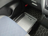助手席シートアンダーボックス(車検証収納トレイ付)