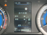 スピードメーター上に運転をサポートする様々な情報を表示してくれます。走行距離は約1800キロです。