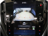 後方映像を11.6インチディスプレイに表示し、ステアリング連動ガイドラインが駐車をサポート。さらに後退時はリヤ4センサーが障害物を検知し、必要に応じてブレーキが作動します。