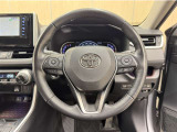 ステアリングスイッチ搭載!手を離さずに手元のスイッチでさまざまな操作が可能。運転中、視線をそらさなくても操作ができて安全です!