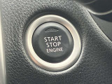 キーを取り出さなくてもエンジン始動ができるプッシュエンジンスターター。車内にキーがあればボタンを押すだけでエンジン始動できます。