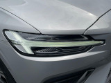 【LEDヘッドライト】ハイビームを先行車や対向車にあてず、その両サイドではハイビーム照射を維持。見える範囲が段違いに広くなりました。北欧神話に登場するトールハンマーをモチーフにデザイン。