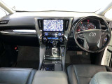 運転席周りのレイアウトをご覧ください。ナビゲーションが綺麗に装着されすっきり収まってますね!