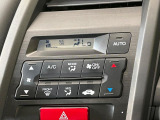【オートエアコン】一度お好みの温度に設定すれば、車内の温度を検知し風量や温度を自動で調整。暑い&hellip;寒い&hellip;と何度もスイッチ操作をする必要はありません。快適な車内空間には必須の機能ですね♪