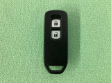 スマートキーを装備しています。鍵を差し込むことなくドアロックの開け閉めと、スタートボタン操作でのエンジンスタートができます。