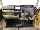 車内は光触媒抗菌消臭施工済です。スタイリッシュなデザインで暖かみのあるインパネ周りを演出します。グローブボックスやカップホルダーのほかにトレーなどたくさんの収納スペースが装備されています。