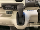 CVT車のセレクトレバーです。低速から高速まで、変速ショックのないスムーズな走りを実現するとともに、エンジン効率のよい領域を維持することで燃費にも貢献します。