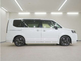 リアには左右スライドドアを採用。狭い駐車場でも開閉しやすく、強風の日でもドアが煽られにくくなっております。小さなお子さまやご年配の方も安心して乗り降りできます。