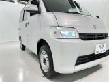明るいライトが夜道を明るく照らしてくれます。 運転する上で、道路状況をいかに早く認識できるか重要なポイントです。 白色光が暗い道も明るく照らしてくれますよ。