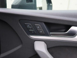 シートの高さ、前後、角度、リクライニング機能の電動調整可能。運転席とドアミラーなどのポジションを記憶し、ボタン操作だけでセットされたポジションを自動的に再現する2プリセット分のメモリー機能が付きます