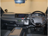 デザインもよく、居心地のよい運転席ですね。分かりやすいスイッチ類ですから操作もしやすく運転をサポートします。ぜひご来店いただき、実際にお座りいただいてステアリングを握ってみてください!