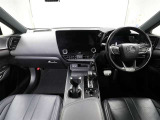 上質で落ち着いた印象のインパネ。視界も広々で運転しやすいです。