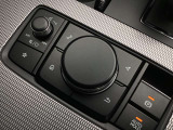 「MAZDAコネクト」コマンダー部 手元を見ることなく操作出来るように左手を自然に降ろした位置に設置。シンプルで使いやすく、機能を覚えやすいボタン配置になっています。